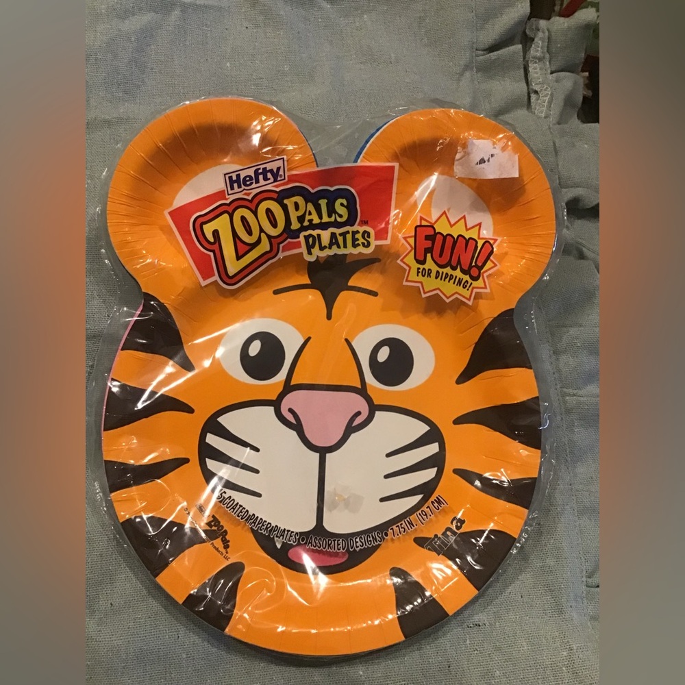 Hefty zoo pals 15 pack coated paper plates for kids -New